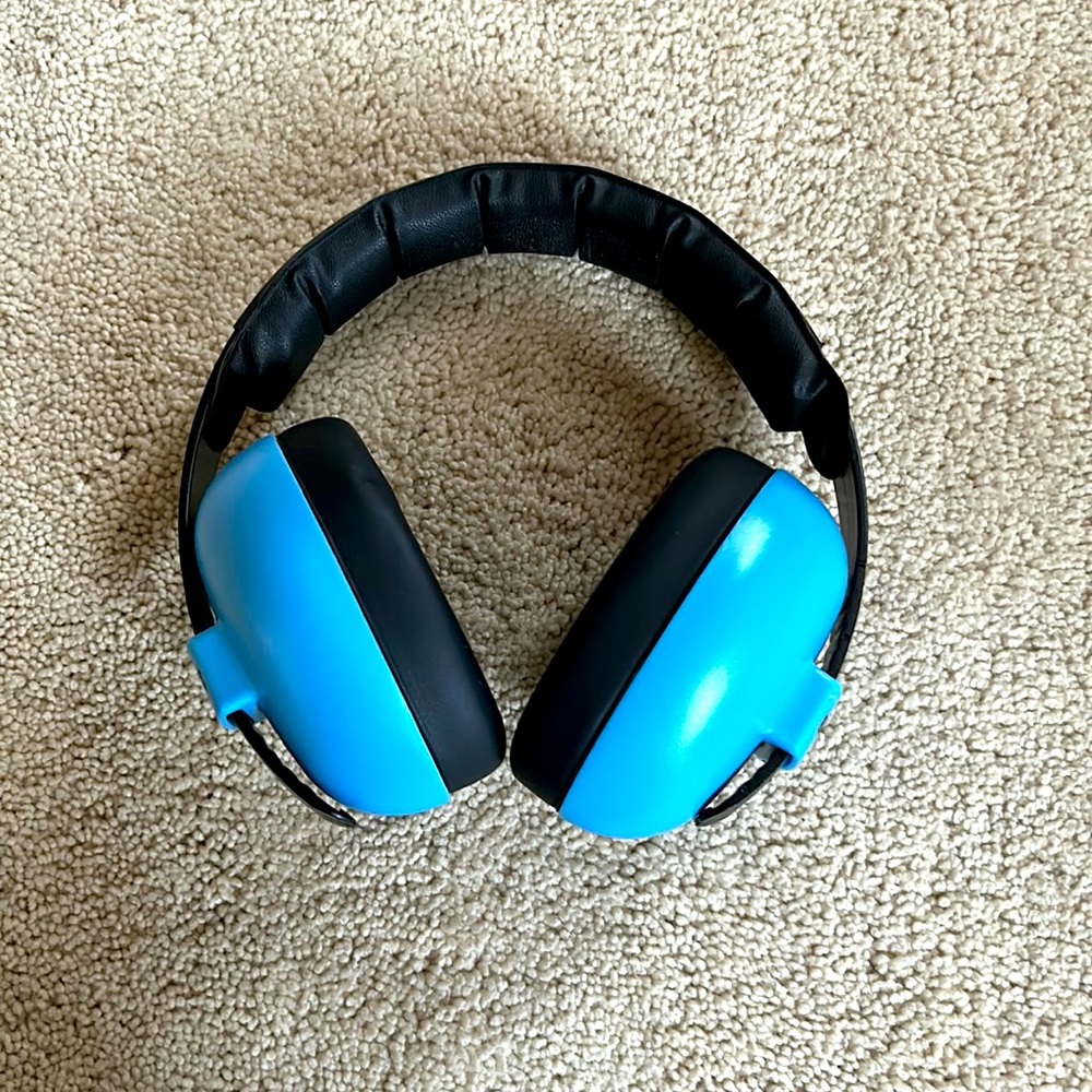 Noise cancelling headphones
